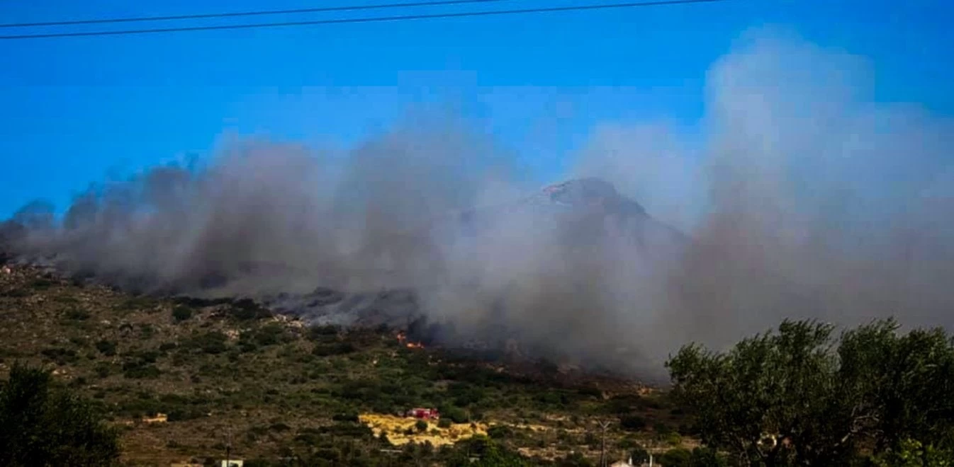 Βίντεο από Ελαφόνησο – Εκκενώνονται ξενοδοχεία – Αναζωπύρωση της φωτιάς